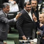 Le régime clérical iranien montre des signes de faiblesse : hausse des prix du carburant, « internet blanc » et purges s’entrechoquent