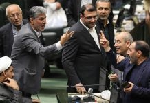 Le régime clérical iranien montre des signes de faiblesse : hausse des prix du carburant, « internet blanc » et purges s’entrechoquent