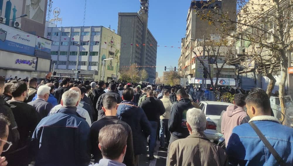 Le grand soulèvement du bazar de Téhéran : Affrontements de rue et courses-poursuites avec les cris de « Liberté ! Liberté ! Liberté ! », « C’est l'année du sang, Seyed Ali (Khameneï) sera renversé ! »