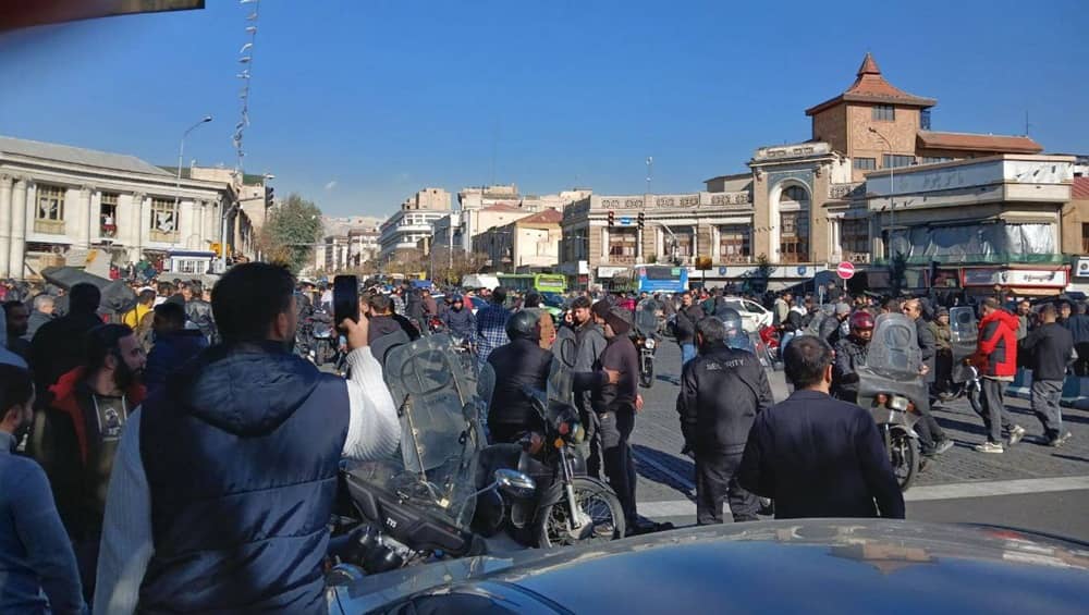 Deuxième jour de grève paralysant le Grand Bazar de Téhéran, la devise atteint un niveau historiquement bas