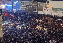 À Mashhad, des étudiants transforment un mémorial en manifestation