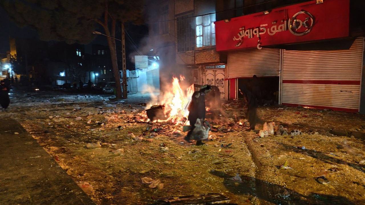 Manifestations et révélations de torture se poursuivent en Iran tandis que Khamenei met en garde contre une « guerre régionale »