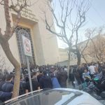 Les étudiants iraniens repoussent les forces répressives : les admissions universitaires révèlent une crise grandissante