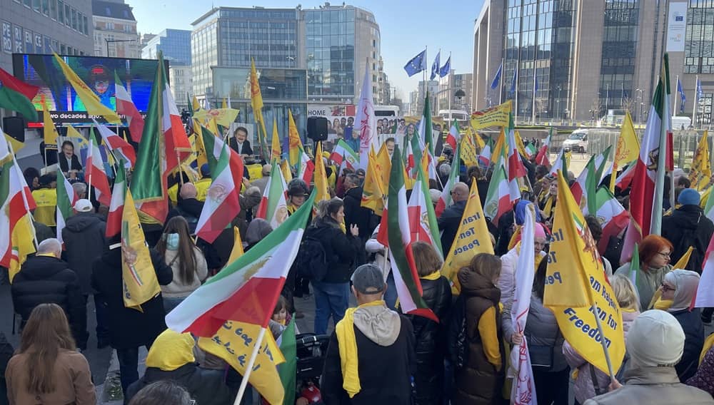 Des partisans de l'opposition iranienne manifestent massivement à Bruxelles et appellent l'UE à reconnaître le gouvernement provisoire du CNRI