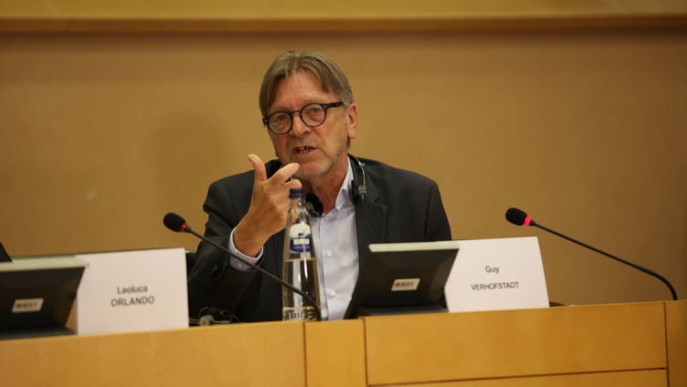 Verhofstadt exhorte l'UE à abandonner la politique de complaisance et appelle à un engagement actif auprès de la résistance iranienne