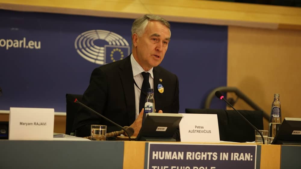 L'eurodéputé Auštrevičius critique la Commission des affaires étrangères pour l'invitation de Pahlavi