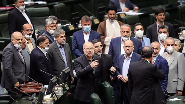 Luttes intestines au sein du pouvoir iranien : la crise s'aggrave autour du détroit d'Ormuz et des négociations nucléaires