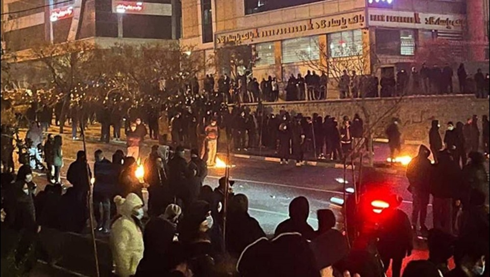 Arrestations, affrontements entre élites et dollar à 180 000 : le régime iranien s’effondre sur tous les fronts