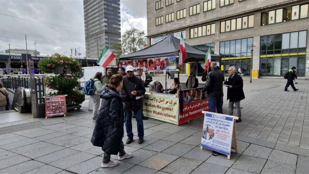 La géométrie de la coercition : pourquoi les dictateurs dictent les termes de la résistance Le soulèvement national en Iran contre la dictature religieuse est entré dans son septième jour consécutif le samedi 3 janvier 2026. Dans l'aube grise de la fin du mois de mai 2026, les potences de l'appareil judiciaire iranien ont tourné une fois de plus, tranchant le fil d'une nouvelle jeune existence. L'appareil médiatique officiel de l'État, opérant avec son dogmatisme stérile habituel, a annoncé l'exécution d'Abbas Akbari Feyz-Abadi. Le qualifiant de « chef des émeutes nationales » dans la ville de Nain, le régime l'a rapidement condamné, à huis clos, pour *Moharebeh* (« inimitié envers Dieu »), incendie criminel et résistance armée. Conformément à leur scénario éculé, les dirigeants de Téhéran ont tenté de dépeindre Feyz-Abadi comme un aventurier imprudent — un insurgé chaotique cherchant à semer le désordre pour le désordre. Mais sous l'épaisse couche de propagande sécuritaire se cache une réalité sociologique profonde que les tyrans cherchent désespérément à occulter : Abbas Akbari n'était pas un homme en quête d'ennuis. C'était un citoyen ordinaire dont la vie professionnelle et civique a été systématiquement étouffée, jusqu'à ce que ses poumons s'effondrent sous le vide asphyxiant d'une répression étatique totale. Son exécution nous contraint à affronter une question plus profonde et plus troublante, qui résonne des rues d'Iran jusqu'aux amphithéâtres universitaires du monde entier : pourquoi une étudiante abandonne-t-elle sa salle de cours pour faire face à la ligne de mire mortelle de l'État ? Pourquoi un boulanger, un enseignant ou un commerçant dépose-t-il ses outils pour prendre les armes ? Pourquoi une adolescente risque-t-elle tout son avenir, sa jeunesse et sa vie même sur le bitume imprévisible d'un soulèvement ? La grande illusion sociologique Le récit dominant, propagé par les autocrates — et souvent repris naïvement par des commentateurs déconnectés des réalités —, veut que ceux qui se révoltent ne soient mus que par l'angoisse de la jeunesse, le fanatisme idéologique ou une imprudence personnelle. Il s'agit là d'un mensonge délibéré, conçu pour dépouiller la résistance de toute rationalité. Les analyses sociologiques et historiques livrent un verdict radicalement différent : les opprimés ne choisissent jamais la méthode de leur lutte. C’est toujours le régime au pouvoir qui dicte et impose les termes de l’affrontement. Les êtres humains possèdent un biais inhérent, fruit de l’évolution, en faveur de la paix, de la stabilité et de la survie. Nul n’échangerait de bon gré une carrière confortable, un dîner familial paisible ou un avenir universitaire contre une froide cellule de prison ou un rendez-vous avec le bourreau. Lorsqu’une structure politique permet de véritables réformes, la liberté de réunion, l’existence de syndicats indépendants, une presse dynamique et de véritables urnes électorales, le mécontentement s’écoule naturellement par ces canaux pacifiques. Mais lorsqu’une dictature verrouille chaque soupape d’expression civile ; lorsque les marches pacifiques sont accueillies par des tirs à balles réelles ; et lorsqu’un cri de justice poussé par une mère est traité comme un acte de trahison, c’est le régime lui-même qui trace les plans de la résistance armée. La tyrannie prive la population de toute alternative. Dans ce contexte, la résistance radicale n’est pas une « aventure » volontaire ; c’est une nécessité tragique et contrainte — l’ultime rempart de la dignité d’une nation. Un parallèle d’un demi-siècle : du Shah à nos jours Cette loi sociologique n’est pas propre à l’actuelle autocratie religieuse de Téhéran. Elle constitue la tragédie récurrente de l’histoire iranienne moderne. Pour comprendre le sort de la jeunesse d’aujourd’hui, il faut remonter exactement un demi-siècle en arrière, à cette même semaine de mai 1972, lorsque le tribunal militaire de la dictature du Shah exécuta trois brillants jeunes intellectuels : Mohammad Hanifnejad, Saeid Mohsen et Asghar Badizadegan — les fondateurs de l’Organisation des Moudjahidines du peuple d’Iran (OMPI/MEK). À l’instar des jeunes hommes et femmes qui remplissent aujourd’hui les couloirs de la mort en Iran, ces trois individus étaient loin d’être de simples agitateurs irresponsables. Ils incarnaient le sommet de l'élite instruite d'Iran : • Mohammad Hanifnejad : Un ingénieur agronome aux dons exceptionnels, diplômé de la prestigieuse Université de Tabriz. • Saeid Mohsen : Un ingénieur civil dévoué qui a mis son expertise au service de la construction d'infrastructures et de l'organisation des secours lors de tremblements de terre dévastateurs. • Asghar Badizadegan : Un ingénieur chimiste hautement respecté et un éminent professeur à l'Université de Téhéran. Ces hommes ont entamé leur parcours politique non pas en tant que combattants clandestins, mais comme réformistes pacifiques, agissant dans le cadre légal du Front national et du Mouvement pour la liberté. Ils croyaient sincèrement que par la mobilisation civique, la défense juridique et le dialogue démocratique, ils pourraient amener une monarchie despotique à rendre des comptes sur le plan constitutionnel. Au lieu de laisser respirer l'espace civique, la dictature du Shah a choisi la voie de l'élimination totale. Le régime a interdit tous les partis indépendants, emprisonné les militants pacifiques et transformé la nation en un État policier à parti unique, dirigé par le redouté SAVAK. En fermant toutes les portes au changement pacifique, le Shah a laissé aux esprits les plus brillants d'Iran un choix déchirant : se résigner à l'insignifiance historique et à la complicité, ou sacrifier leur vie personnelle, leur carrière d'élite et leur avenir pour bâtir une résistance organisée. Ils ont choisi cette dernière voie. L'organisation qu'ils ont fondée, née des cendres de réformes pacifiques écrasées, a résisté à plus de soixante ans de vagues d'exécutions incessantes, de massacres et de campagnes de diabolisation. Aujourd'hui, elle s'est transformée en le pivot essentiel d'un réseau de résistance national à l'intérieur de l'Iran, ainsi qu'en un point de convergence pour la politique internationale relative à la démocratie iranienne. Le Feu impérissable L'ironie historique de la tyrannie réside dans son incapacité absolue à tirer les leçons de ses propres échecs. Le Shah croyait qu'en exécutant Hanifnejad et ses pairs en 1972, il avait réussi à décapiter le mouvement pour la liberté. Au contraire, ces exécutions ont catalysé une indignation publique irrépressible qui a culminé avec la révolution de 1979. Aujourd'hui, le régime clérical répète exactement la même erreur. Il exécute des hommes tels qu'Abbas Akbari Feyz-Abadi, espérant terroriser une population en effervescence pour la réduire à la soumission. Il propage un faux récit présentant ceux qui résistent comme des hors-la-loi, dans l'espoir de les isoler du reste de la société. Mais la conscience collective d'une nation ne saurait être réécrite par des décrets d'État. Lorsqu'un boulanger voit ses enfants mourir de faim sous le joug du pillage économique, lorsqu'une étudiante voit ses camarades assassinées pour avoir laissé apparaître leurs cheveux, et lorsqu'une génération entière voit son avenir mis aux enchères par une classe dirigeante corrompue, la peur de la potence s'évanouit. Le régime actuel n'a rien appris du Shah, et il n'apprendra rien de la sociologie. Mais la loi de l'histoire demeure absolue : lorsqu'une dictature rend impossible la révolution pacifique, elle rend inévitable une résistance organisée et inébranlable. Le feu allumé en mai 1972 par trois jeunes ingénieurs continue d'alimenter le courage de ceux qui se tiennent aujourd'hui dans les rues de Nain et de Téhéran. Les tyrans peuvent choisir la manière dont ils oppriment, mais ils ne pourront jamais choisir la manière dont ils chutent.