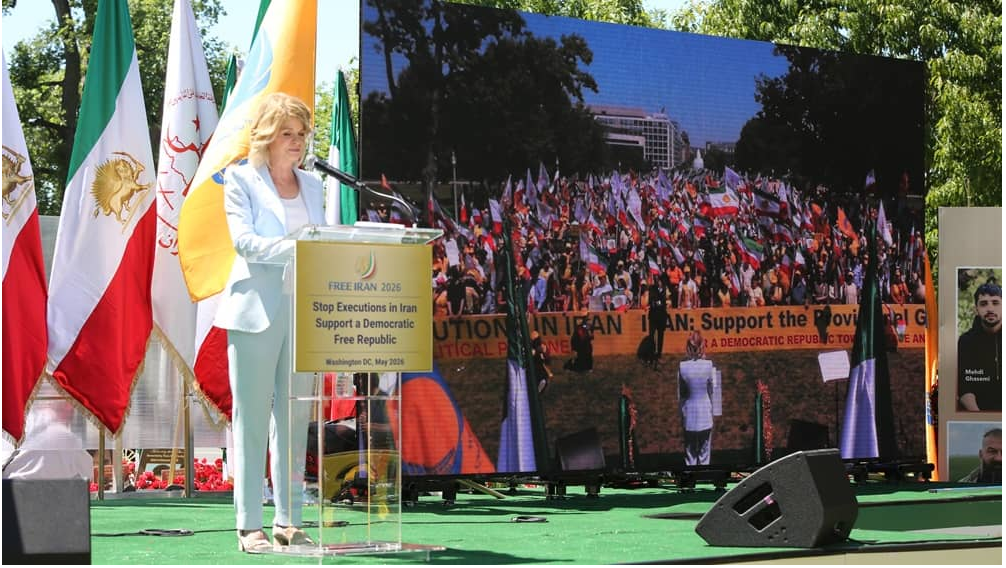 L'ancienne ambassadrice des États-Unis au Danemark, Carla Sands, s'adresse à un rassemblement d'Américains d'origine iranienne et de partisans du CNRI à Washington, D.C., le 16 mai 2026.