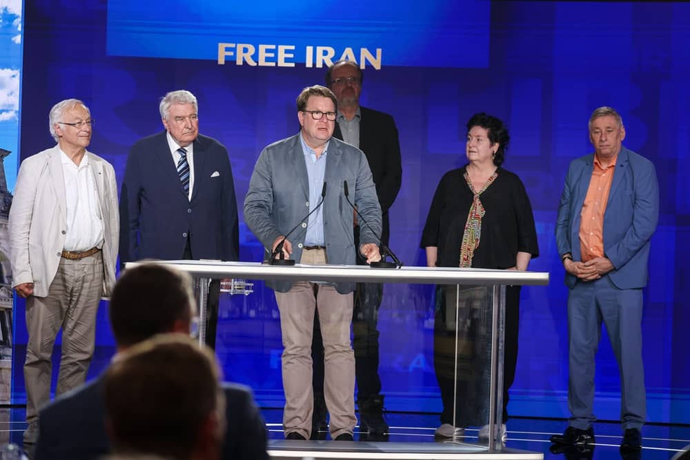 Le député allemand Carsten Müller appelle à mettre fin à la politique européenne d’apaisement lors du Sommet mondial pour un Iran libre 2026