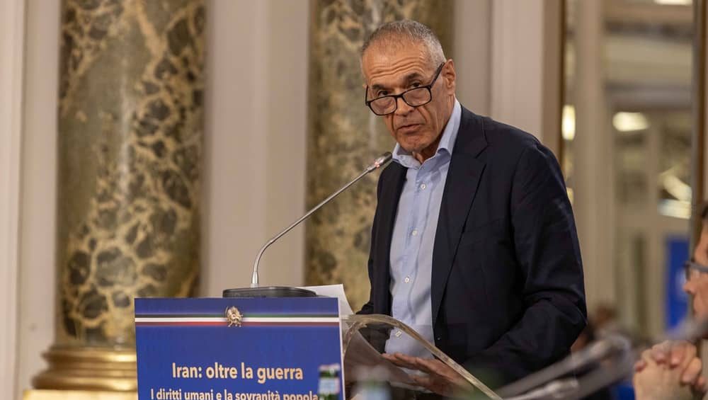 Carlo Cottarelli appelle à un soutien international pour le changement démocratique en Iran lors d'une conférence à Rome