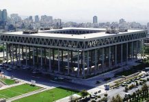 Alors que l’Iran se déchire sur sa politique étrangère, le diffuseur public réduit au silence de hauts responsables et attise les querelles internes