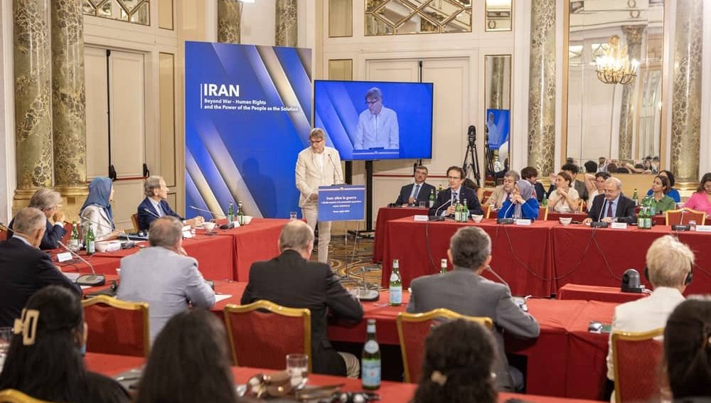 Guy Verhofstadt prône une « troisième stratégie » pour l'Iran : isolement total et reconnaissance de l’alternative démocratique