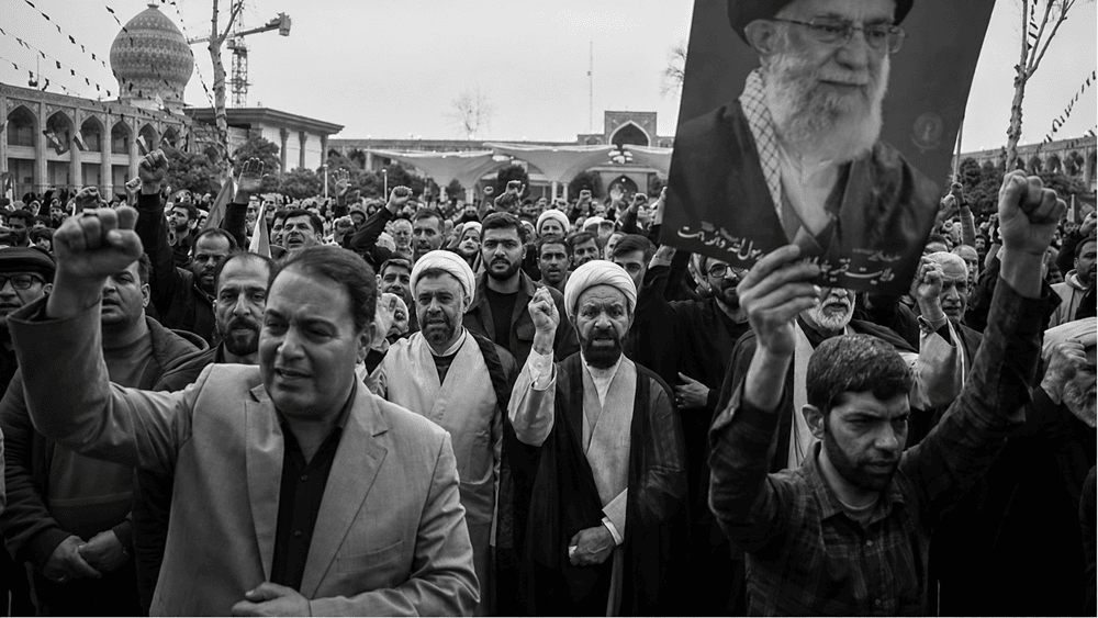 Des personnes en deuil proches du pouvoir se rassemblent au sanctuaire de Shah Cheragh à Chiraz pour commémorer la mort d'Ali Khamenei lors d'une cérémonie publique – 1er mars 2026