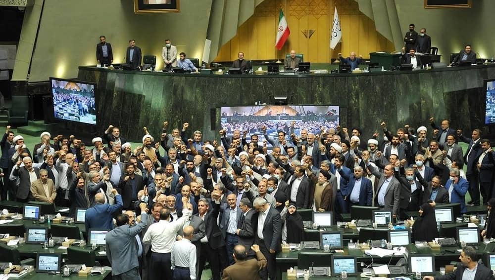 La crise de succession en Iran s'aggrave alors que les médias d'État mettent en garde contre une guerre entre factions et un effondrement économique