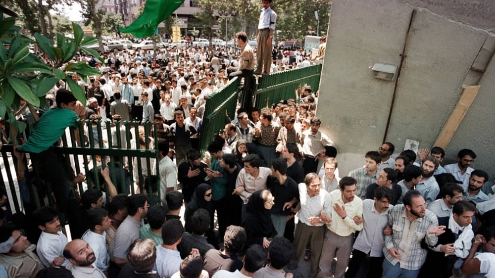 Iran : Du soulèvement des étudiants en 1999, au spectacle des funérailles de Khamenei