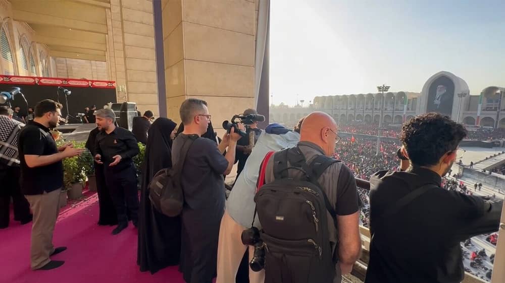 Juillet 2026 – Le régime iranien dépêche des équipes de journalistes étrangers aux funérailles d'Ali Khamenei, transformant l'événement en une mise en scène soigneusement orchestrée pour afficher sa puissance.