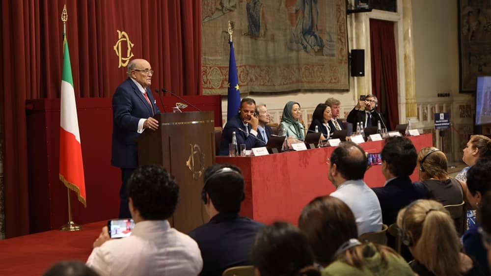 Rudy Giuliani soutient le plan de Maryam Radjavi, rejette la monarchie et la politique de complaisance