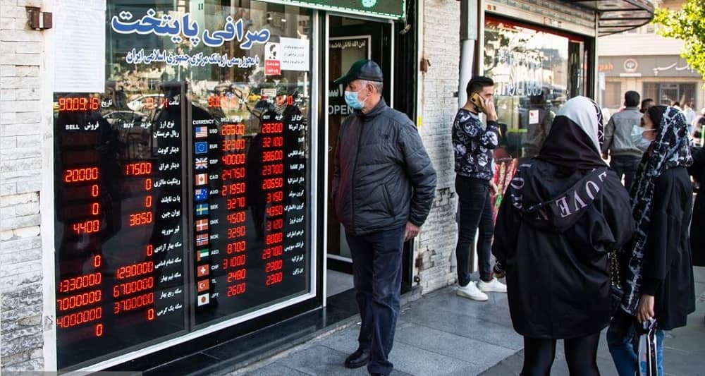 Le dollar atteint 208 000 tomans alors que Téhéran redoute un nouveau choc des prix