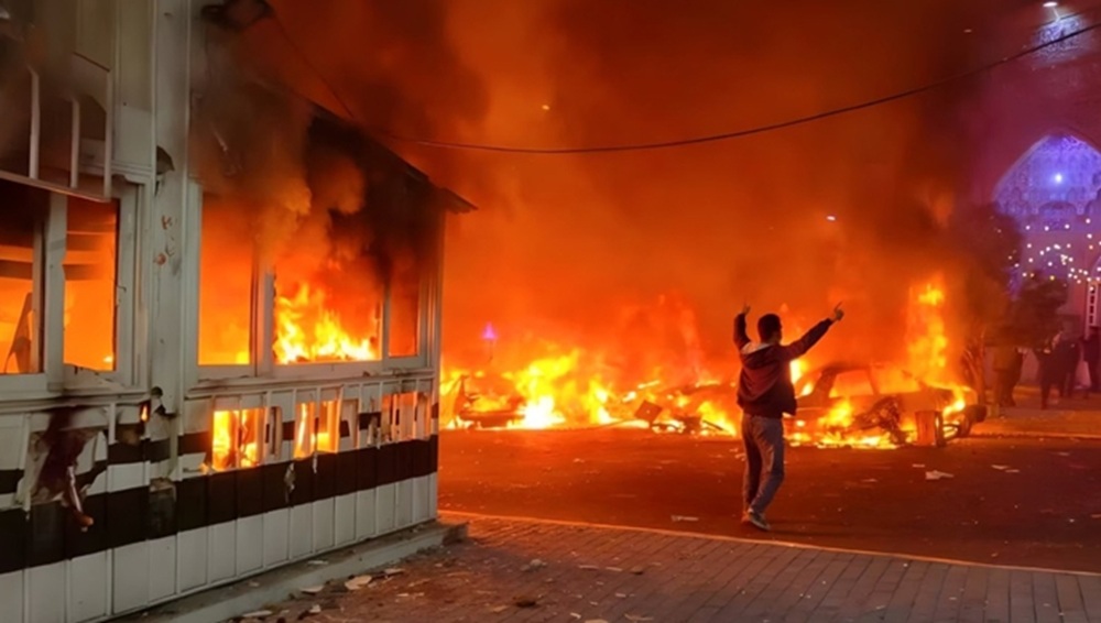 Les médias iraniens avertissent d'une possible explosion sociale en cas de hausse du prix du carburant