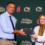 La présidente de la Commission des femmes du CNRI reçoit le Prix du courage lors d’une conférence de la jeunesse en Italie