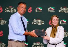 La présidente de la Commission des femmes du CNRI reçoit le Prix du courage lors d’une conférence de la jeunesse en Italie