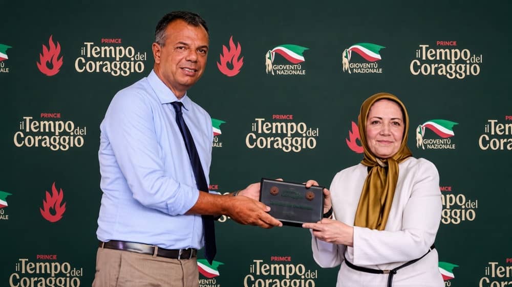 La présidente de la Commission des femmes du CNRI reçoit le Prix du courage lors d'une conférence de la jeunesse en Italie