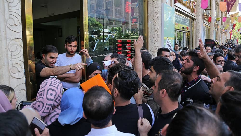 Les données économiques en Iran révèlent une contraction de 10 % alors que les manifestations se multiplient et que les autorités redoutent des troubles internes