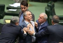 Les factions iraniennes s’affrontent pour déterminer qui a ruiné le pays