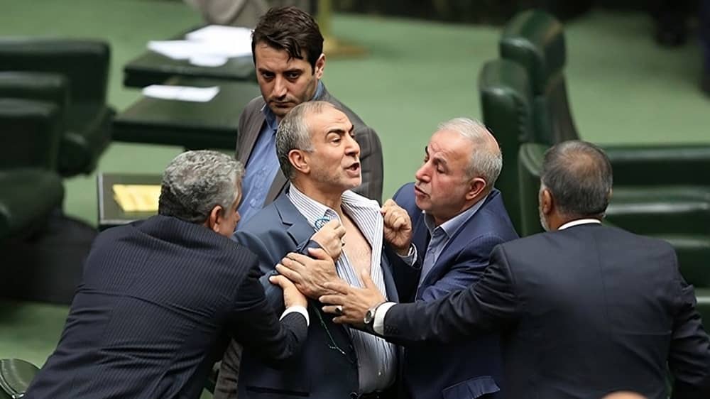 Les factions iraniennes s'affrontent pour déterminer qui a ruiné le pays
