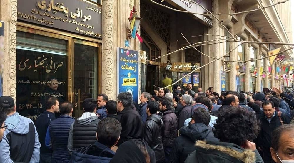 La hausse du prix du carburant entre en vigueur alors que le désespoir des travailleurs et les tensions sécuritaires s'aggravent en Iran