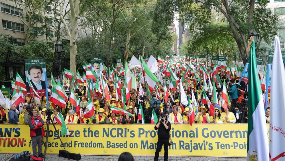 Manifestation à New York : la lutte contre les exécutions en Iran, la mise en avant des unités de la Résistance et le rejet du retour à la monarchie
