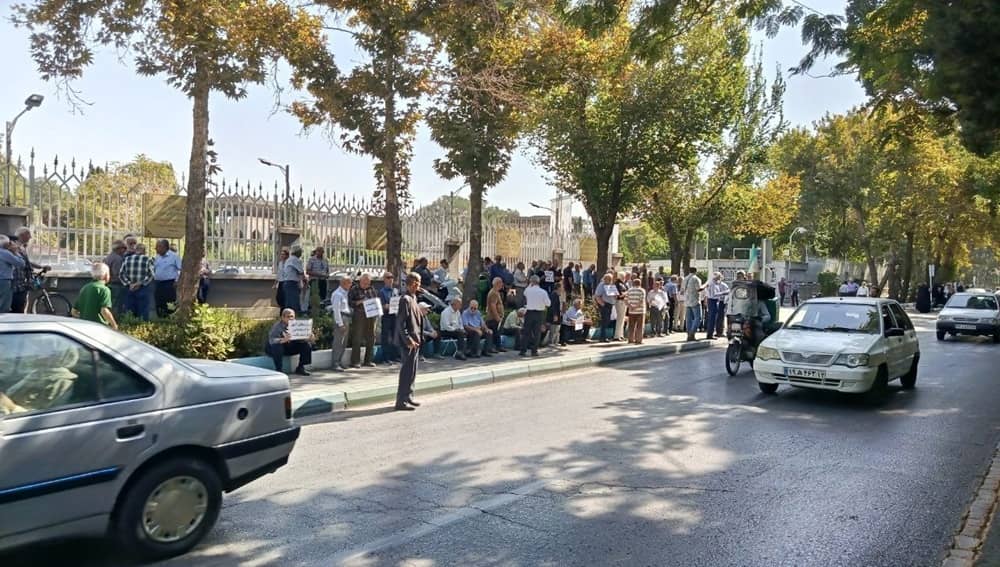 Les retraités descendent à nouveau dans la rue alors que l'effondrement économique frappe le système de santé iranien
